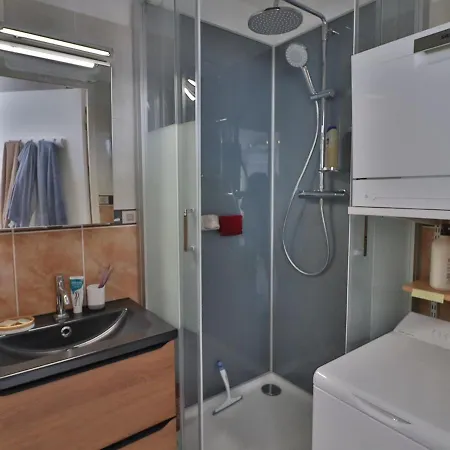 Magnifique 2 Pieces Renove Avec Climatisation Et Parking Prive - Fr-1-472a-277 *